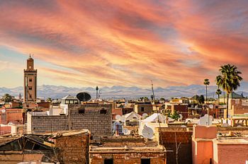 Vue sur la vieille ville de Marrakech jusqu'au Haut Atlas au Maroc