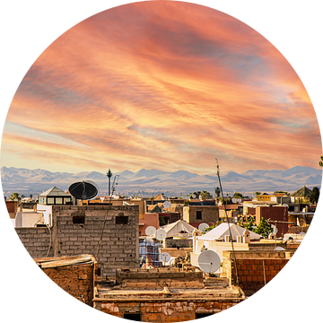 Uitzicht over de oude stad van Marrakech naar het Hoge Atlasgebergte in Marokko