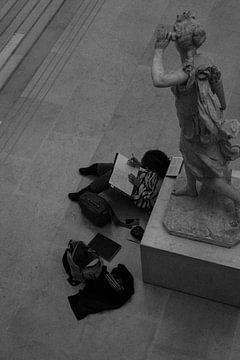 Femme dessinant au Louvre | Paris | France Photographie de voyage sur Dohi Media