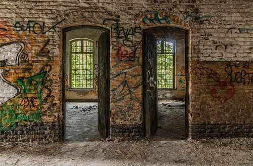 Doorways urbex by Sasja van der Grinten