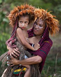 Mutter und Tochter auf dem Baliem-Festival von Anges van der Logt