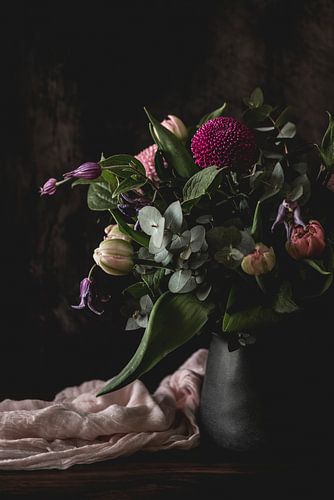 Boeket met paarse bloemen en eucalyptus - stilleven van Mevrouw KiekkieK