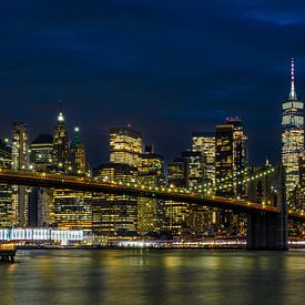 Skyline von New York City Manhattan bei Nacht von Peter Vruggink