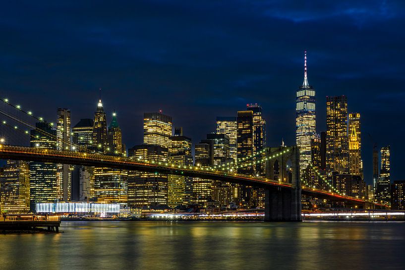 Skyline von New York City Manhattan bei Nacht von Peter Vruggink