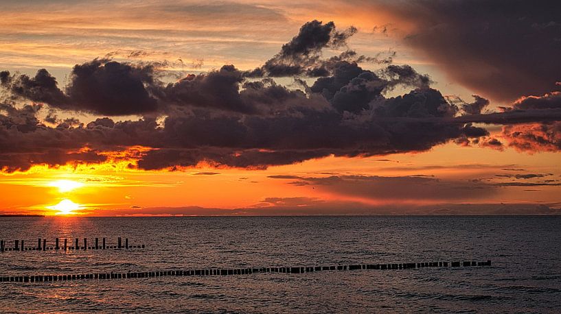 Zonsondergang op het strand van Zingst, romantisch van Martin Köbsch