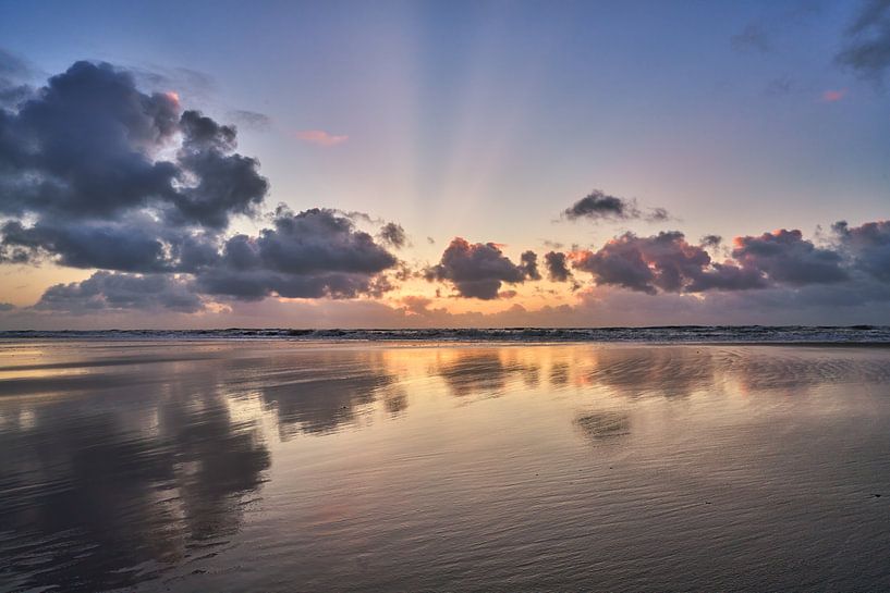 Zeegezicht met wolken boven de Noordzee van eric van der eijk