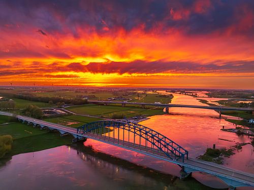 Brug in een kleurrijke zonsondergang over de IJssel