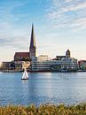 Gezicht op de Hanzestad Rostock met Petrikirche, Nikolaikirche en Silohalbinsel van Rico Ködder thumbnail