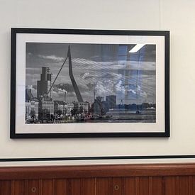 Kundenfoto: Erasmusbrücke Rotterdam in Schwarz und Weiß von Mark De Rooij, als gerahmtes poster