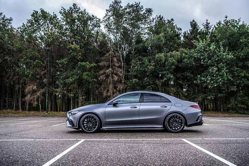 Mercedes-Benz CLA35 in Mattgrau von Bas Fransen
