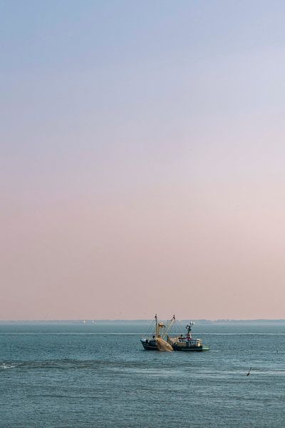 Vissersboot in de Vroege Ochtendstilte Vlissingen van Femke Ketelaar