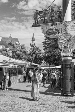 Viktualienmarkt München met meiboom zwart / wit van Sander Groenendijk