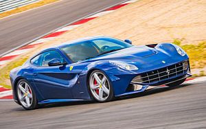 Ferrari F12 Berlinetta fährt mit hoher Geschwindigkeit über eine Rennstrecke