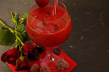 bevroren aardbeien in een crush met gin. van Babetts Bildergalerie
