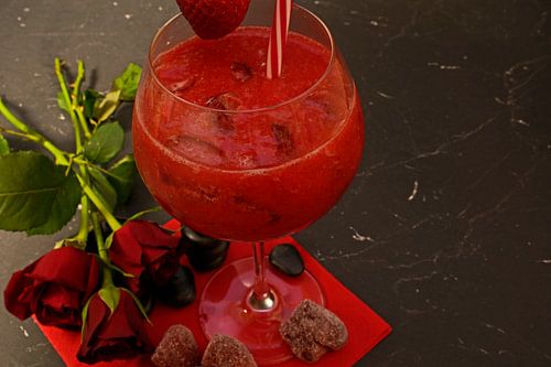 bevroren aardbeien in een crush met gin.