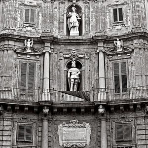 Prächtiger Barockplatz Quattro Canti in Palermo - schwarzweiß 