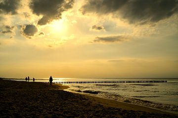 Strandspaziergang bei Sonnenuntergang von Heiko Kueverling