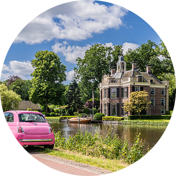 Roze Fiat 500 tegenover een villa bij de Vecht