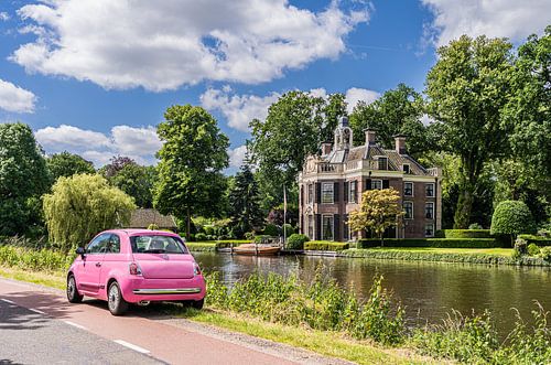 Roze Fiat 500 tegenover een villa bij de Vecht