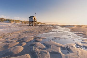 Ertrinkendes Haus am Strand von Terschelling von KB Design & Photography (Karen Brouwer)