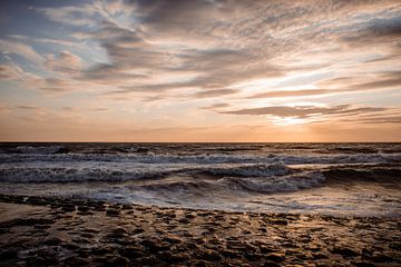 Sommerlicher Sonnenuntergang am Strand von Davadero Foto