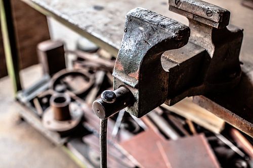 detail van een bankschroef en gereedschap