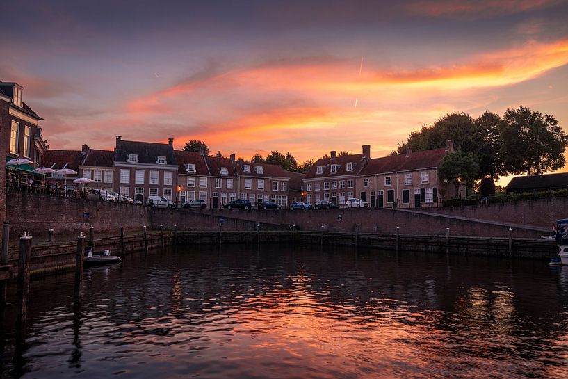 Sonnenuntergang im Hafen von Heusden von Zwoele Plaatjes