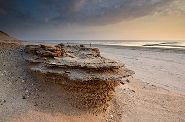 Sculpturen in zand door weer en wind van Martin Jansen