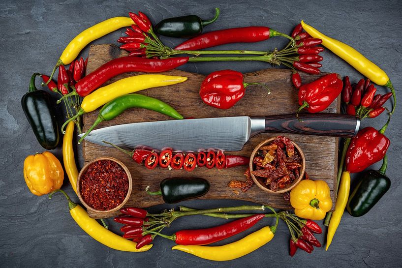 Piment coloré avec couteau sur planche à découper en bois par Photo Art Thomas Klee