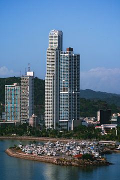 Ligne d'horizon de la ville de Panama avec le port sur Marlo Brochard