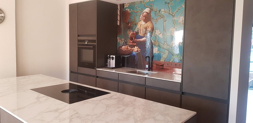 Melkmeisje van Vermeer met Amandel bloesem behang van Gogh  van Lia Morcus 