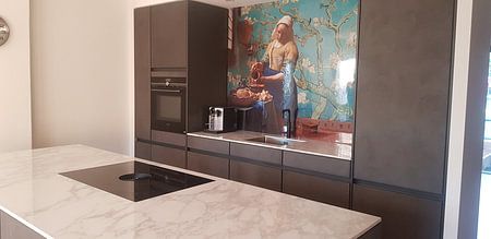 Milchmädchen von Vermeer mit Mandelblütentapete van Gogh