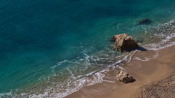 Mediterraan strand van boven van Timon Schneider