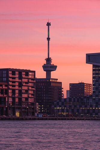 Der Euromast in Rotterdam bei strahlendem Sonnenaufgang von MS Fotografie | Marc van der Stelt