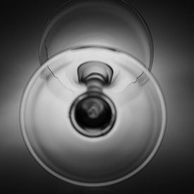 Schwarz-Weiß-Bild eines Weinglases mit einer weichen Hintergrundbeleuchtung von Kim Willems