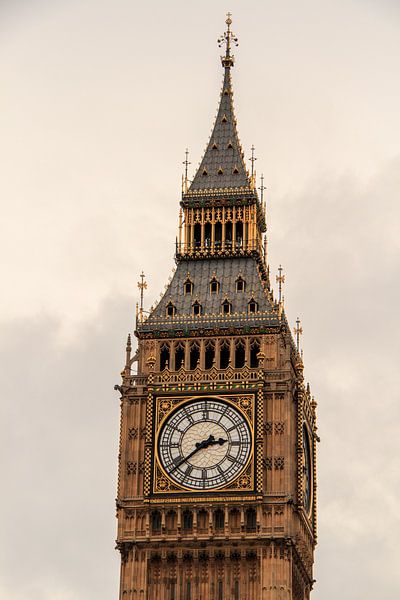 London by Hello Pompoyo