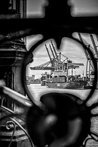 Fotografie Hamburg - Architektur - Containerschiff im Hamburger Hafen von Ingo Boelter