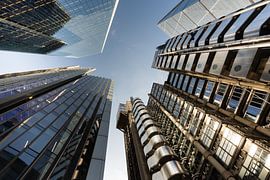 Blick nach oben im Finanzzentrum von London von Yara Huiskens