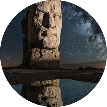 Kolossaal stenen standbeeld bij nacht van Art & Soul Creations