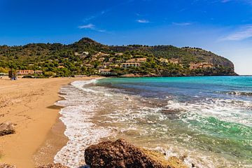 Zandstrand in Canyamel, kustlijn eiland Mallorca, Spanje Middellandse Zee van Alex Winter