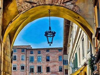 Lucca onder de boog: Een glimp van historische charme