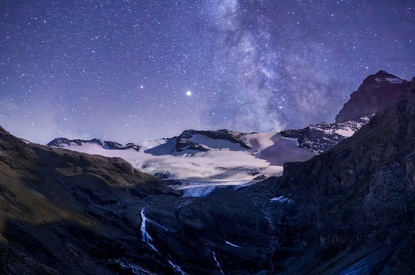 Gletsjer in Gran Paradiso onder sterrenhemel van Michelle Peeters