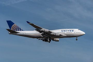 Een Boeing 747-400 van United Airlines staat op het punt te landen op de luchthaven van Frankfurt.