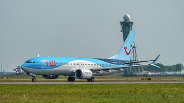 TUI Boeing 737 Max 8 vertrekt vanaf de Polderbaan. van Jaap van den Berg