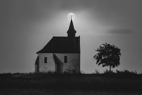 Chapelle Try-au-Chêne avec pleine lune II | Noir et blanc