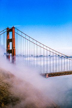 Golden Gate Bridge in de mist van Dieter Walther