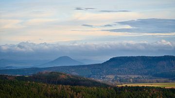 Uitzicht vanaf de Pfaffenstein. Bossen, bergen, velden van Martin Köbsch