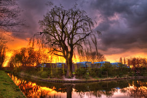 Spectaculaire zonsondergang en onweer bij sloot