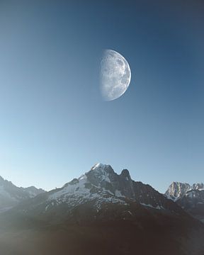 Maan boven Mont Blanc van Sèfie Bekkers