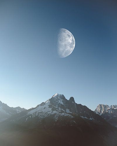 Mond über dem Mont Blanc